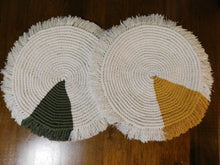 Load image into Gallery viewer, Circular Placemats